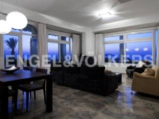 Offering luxury apartment in 1st line..