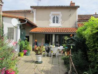 6 Bedroomed Town House House With..