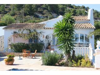 Romantic 3 bedroom villa with sea views