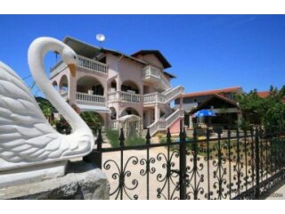VODICE, ŠIBENIK apartmanska kuća sa velikom okućnicom