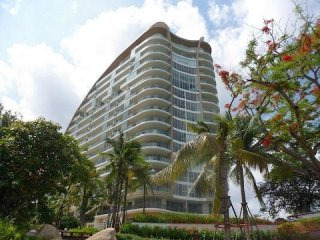 2 Bedroom Condo for sale in Wongamat -..