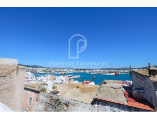 Renovated and spacious townhouse in Sa..