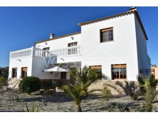 EXCLUSIVE TO VOSS HOMES - A Large, truly impressive 246m2..