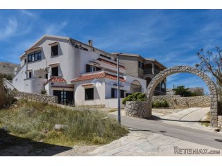 Pag, samostojeća kuća 500m2, 4 apartmana, okućnica 500m2