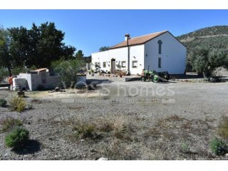 EXCLUSIVE LISTING - Large, 250m2 "OFF GRID", full of..