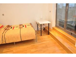 Single with double bed near Canary..