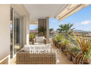 FOR SALE THIS LUXURIOUS MODERN..