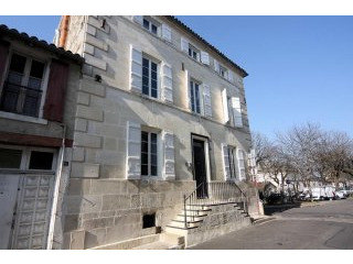 Large Renovated Townhouse In The Heart..