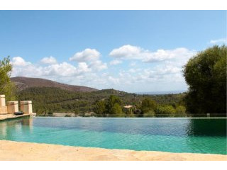 Luxurious mansion with spectacular sea..