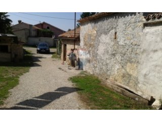 Okolica Gračišća, kuća u nizu sa dvije staje, vrtom