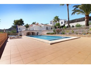 Villa with panoramic views close to the..