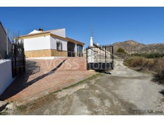 A spacious 3 bed, 2 bath country villa with H&C air con..