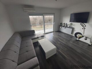 Kuća s dva stana i 8300 m² građevinskog zemljišta