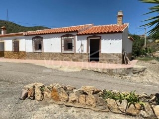 Semi detached country house of approx 104m2 currently with..