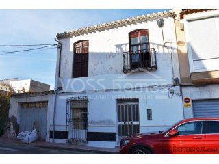 A two storey 4 bed, 1 bath Town house of 123m2 walking..