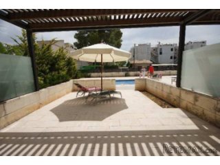 Superb duplex on ground floor, located in a very quiet..