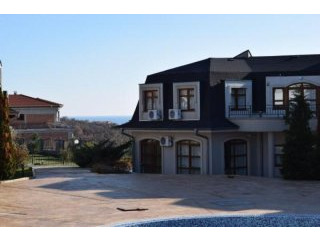 Sunny 2 BED apartment, tastefully..