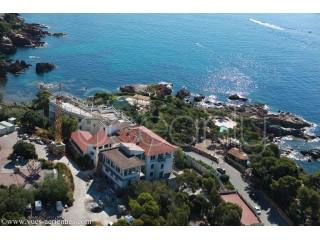 Stunning 2 bedrooms waterfront..