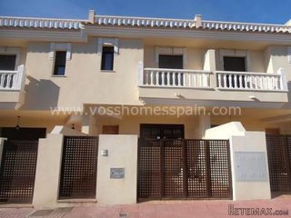 A bargain, well presented, 3 bed, 2 bath triplex 2 storey..