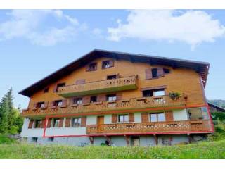 Large 2 bedroom apartment 100m from Les..