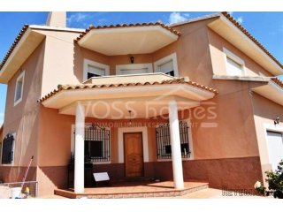 Large two storey, 3 bed, 3 bath Semi-detached Villa with..
