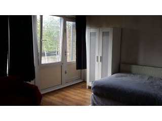 Large Double Room In Mile End Road