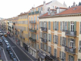 Charming Two Bed Overlooking Place..