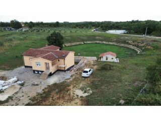 Prodaja kuće sa bazenom i okućnicom, Svetvinčenat