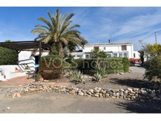 EXCLUSIVE LISTING - A beautifully renovated, private, 2..