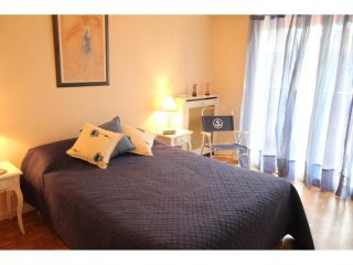 Cute 1 Bed Apartment In The Musiciens..