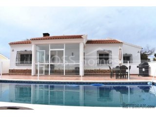 A beautifully presented, very spacious, 2 bedroom, 1..