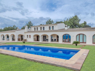 6 Bedrooms - Villa - Alicante - For Sale