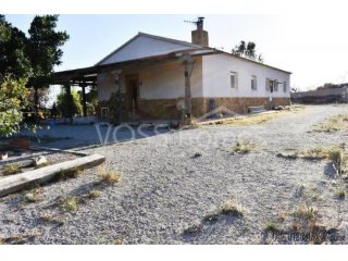 Well maintained, large 180m2 country house with 4 bedrooms..
