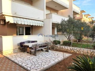 Pag (Novalja), 3-sob apartman, 47m2 + 10m2 terasa + 74m2 vrt