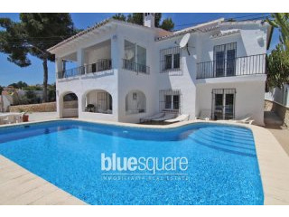 Villa with 2 identical floors close to..