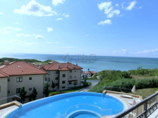 Beachfront 2-bedroom apartment with SEA..