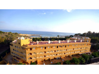 Great Front-Line Corner Beach Apartment..