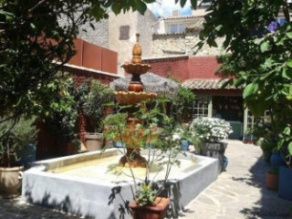 Superb Bourgeoise Home With 2 Garages..