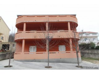 Samostojeća kuća sa pet apartmana