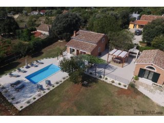 ROVINJ: Krasna vila s bazenom na velikom terenu