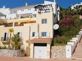 3 Bedroom Modern Townhouse with Lovely..