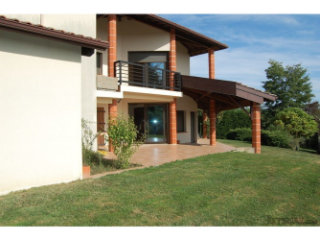 4 Bed Modern Villa With Pretty Garden..