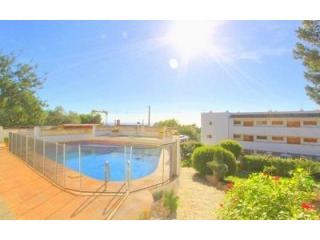 4 bedroom, 4 bathroom apartment locatd..