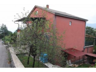 MATULJI- kuća sa 4 stana i velikom okućnicom