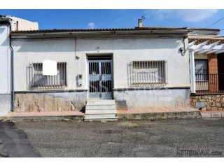 A 3 bedroom, 1 bathroom village house of 98m2 with garage..