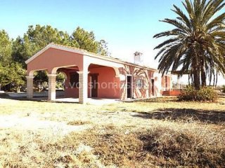 Large country house of 180m2 on a flat plot of 21,500m2..