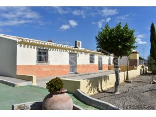 A lovely, very well kept country property of 274m2 with 3..