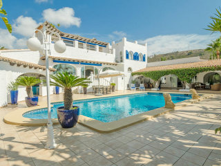 5 Bedrooms - Villa - Alicante - For Sale