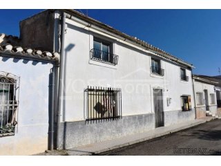 A 4 bedroom, 1 bathroom village house of 160m2 with garage..