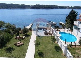 VILLA PRVI RED UZ MORE